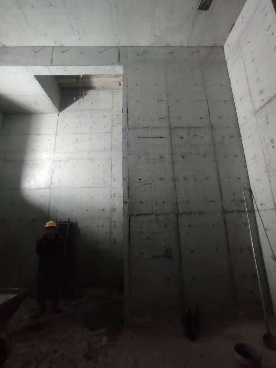 通江墙上开槽钢筋断了有影响吗
